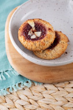 Paskalya tatlısı için ahududu bademli parmak izi kurabiyeleri.