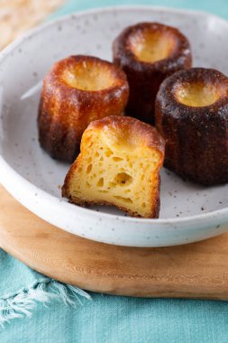 Küçük bir tabak Caneles de Bordeaux.