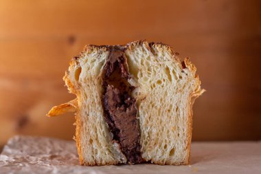 Çikolatalı fındıklı Cruffin 'in içeriden görünüşü