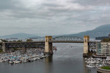 Bulutlu bir günde Vancouver ve Burrard Köprüsünün görüntüsü