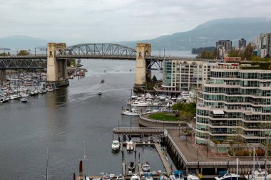 Bulutlu bir günde Vancouver ve Burrard Köprüsünün görüntüsü