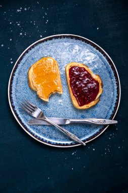 Bal, ahududu reçeli ve fıstık ezmeli ve tuzlu tost.