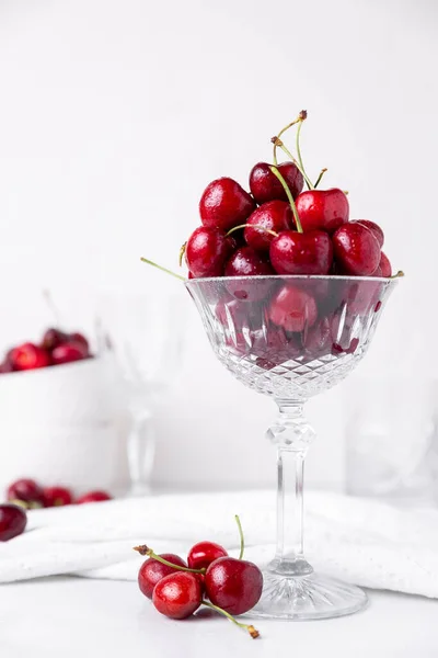 Frische Schöne Kirschen Einem Geschliffenen Kristallglas Einer Sauberen Weißen Küche — Stockfoto