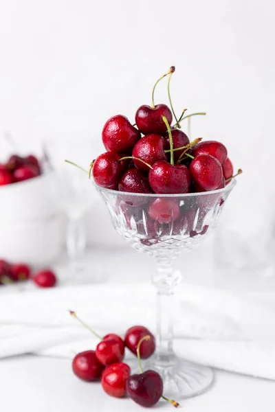 Frische Schöne Kirschen Einem Geschliffenen Kristallglas Einer Sauberen Weißen Küche — Stockfoto