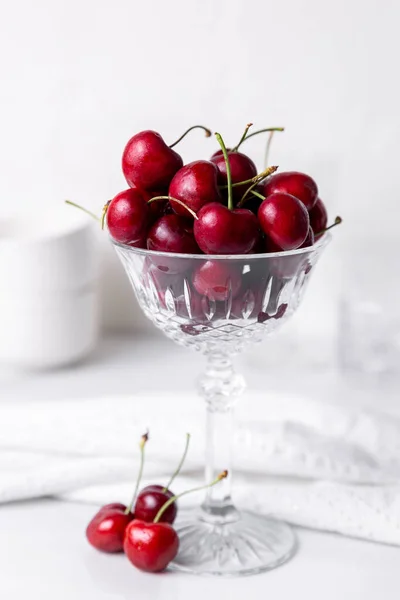 Frische Schöne Kirschen Einem Geschliffenen Kristallglas Einer Sauberen Weißen Küche — Stockfoto