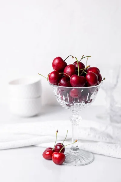 Frische Schöne Kirschen Einem Geschliffenen Kristallglas Einer Sauberen Weißen Küche — Stockfoto