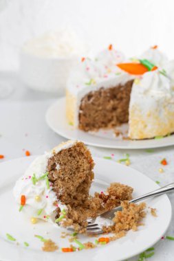 Paskalya partisinde yenmiş havuçlu kek ve krema.