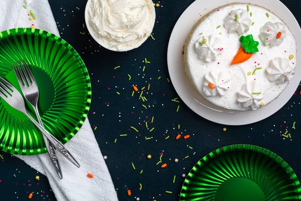 Pastel Zanahoria Con Hielo Espolvorea Una Fiesta Pascua Desde Arriba — Foto de Stock