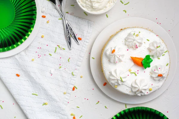 Pastel Zanahoria Con Glaseado Salpicaduras Una Fiesta Pascua Desde Arriba — Foto de Stock