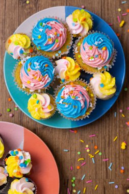 Parlak ve renkli kutlama kekleri Tahtaya serpiştirilmiş