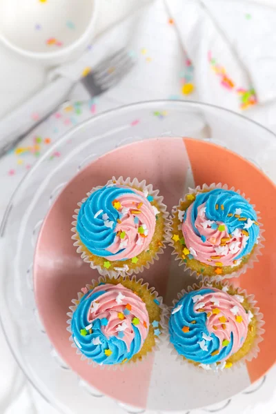 Яркие Красочные Розовые Голубые Кексы Брызгами День Рождения Белой Кухне — стоковое фото
