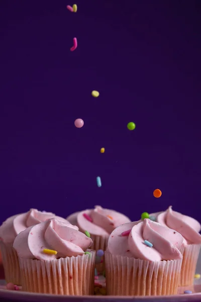 Rociaciones Lloviendo Sobre Mini Cupcake Rosa — Foto de Stock
