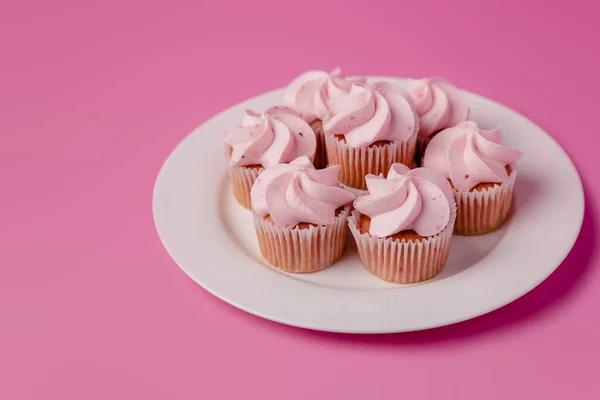 Une Assiette Mini Cupcakes Rose Fraise Sur Fond Rose — Photo