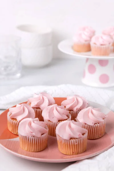 Plato Mini Cupcakes Rosados Una Cocina Blanca — Foto de Stock