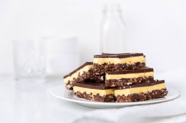 Küçük bir tabak Nanaimo çikolatası - geleneksel bir Kanada tatlısı.