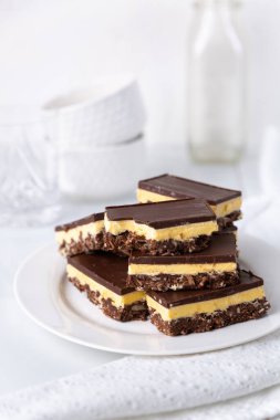 Nanaimo çikolataları - geleneksel bir Kanada tatlısıdır.