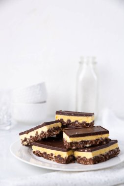 Nanaimo çikolataları - geleneksel bir Kanada tatlısıdır.