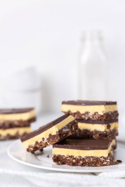 Bir tabak Nanaimo çikolatası - geleneksel bir Kanada tatlısı.
