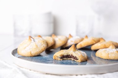 Beyaz bir mutfakta çikolatalı kurabiye.