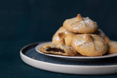 Koyu arkaplanda çikolatalı kurabiyeler.