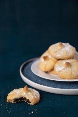 Koyu arkaplanda çikolatalı kurabiyeler.