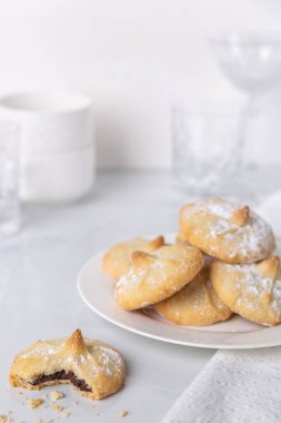 Beyaz bir mutfakta çikolatalı kurabiye.