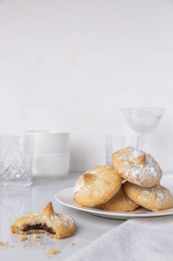 Beyaz bir mutfakta çikolatalı kurabiye.