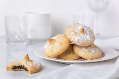 Beyaz bir mutfakta çikolatalı kurabiye.