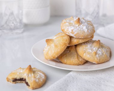 Beyaz bir mutfakta çikolatalı kurabiye.