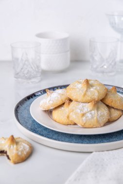 Beyaz bir mutfakta çikolatalı kurabiye.