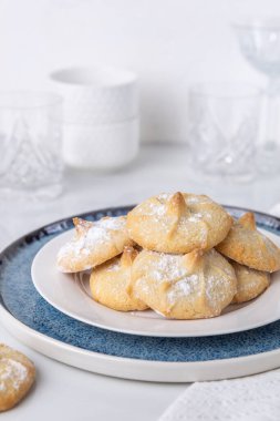 Beyaz bir mutfakta çikolatalı kurabiye.