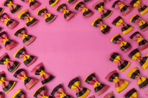 Renkli farfalle makarnası. Pembe ve fotokopi alanı var. Papyon ya da kelebek pastası olarak da bilinir..