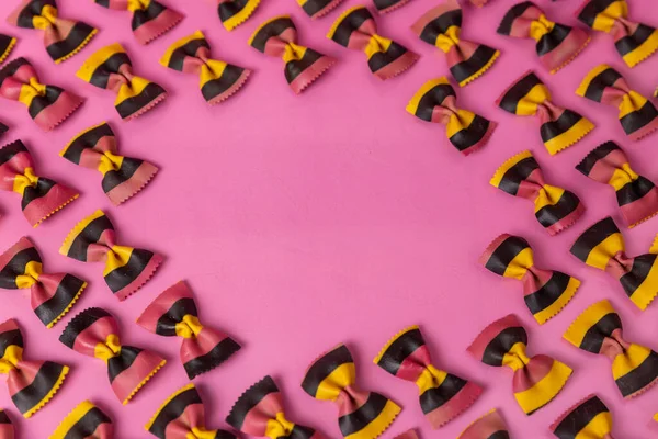 Pasta Farfalle Colorida Patrón Rosa Con Espacio Para Copiar También Imágenes de stock libres de derechos