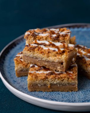 Hindistan cevizli kurabiye kalıpları koyu arkaplanda istiflenmiş.