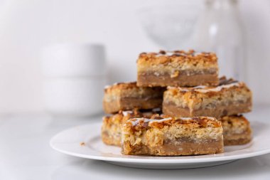 Hindistan cevizli kurabiye kalıpları mutfakta istiflenmiş.