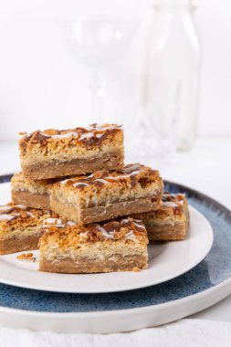 Hindistan cevizli kurabiye kalıpları mutfakta istiflenmiş.