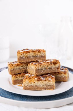 Hindistan cevizli kurabiye kalıpları mutfakta istiflenmiş.