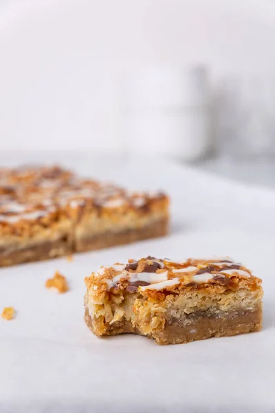 Primer Plano Macarrón Coco Barras Galletas Cuadrados Con Bocado — Foto de Stock