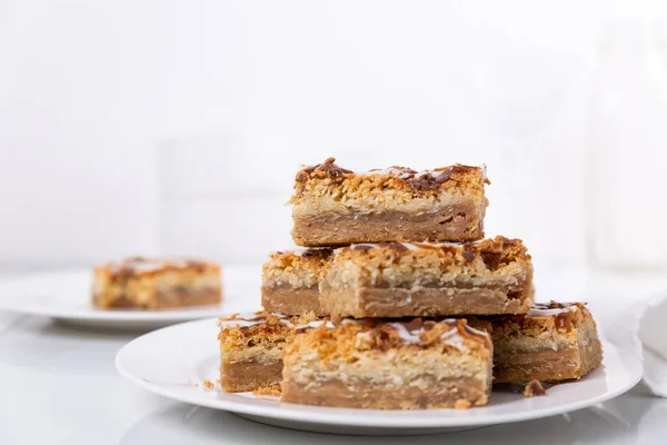 Coco Macarrón Barras Galletas Cuadrados Apilados Una Cocina — Foto de Stock