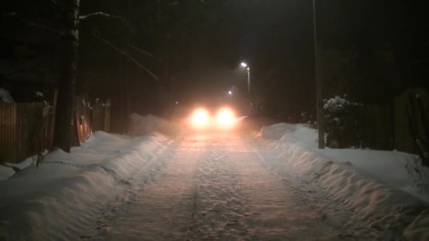 Autó bejárati fényszórók a ködön keresztül — Stock videók