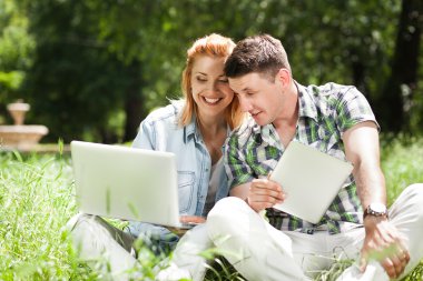 Yong çift laptop ile