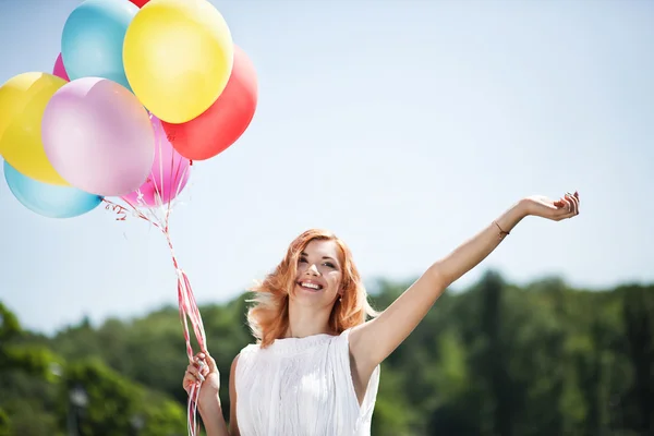 Flicka med färgglada ballonger — Stockfoto