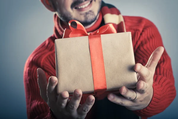 Man geven een doos van de gift — Stockfoto