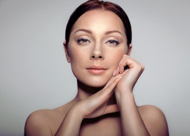  Güzel Mulattowoman yüzüne dokunmak.