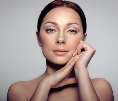  Güzel Mulattowoman yüzüne dokunmak.