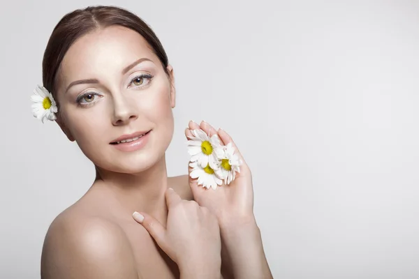 Hermosa chica con flores de manzanilla — Foto de Stock