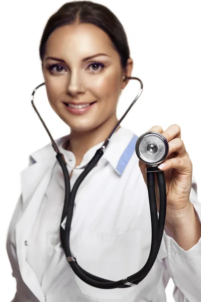 Femme jolie médecin avec un stéthoscope écoute — Photo