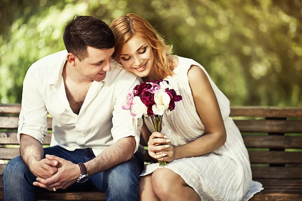 Loving couple inthe park — Stock Photo, Image