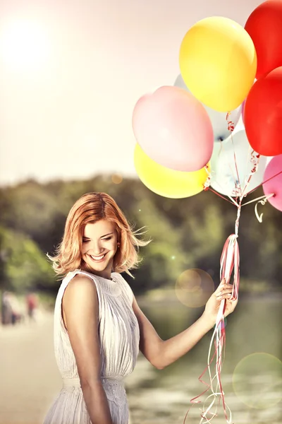 Deautiful chica con globos — Foto de Stock