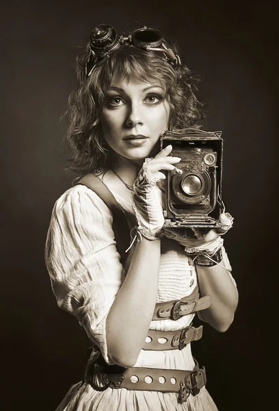 Beautiful steampunk girl with old camera. Old-fashioned. — Stock Photo, Image